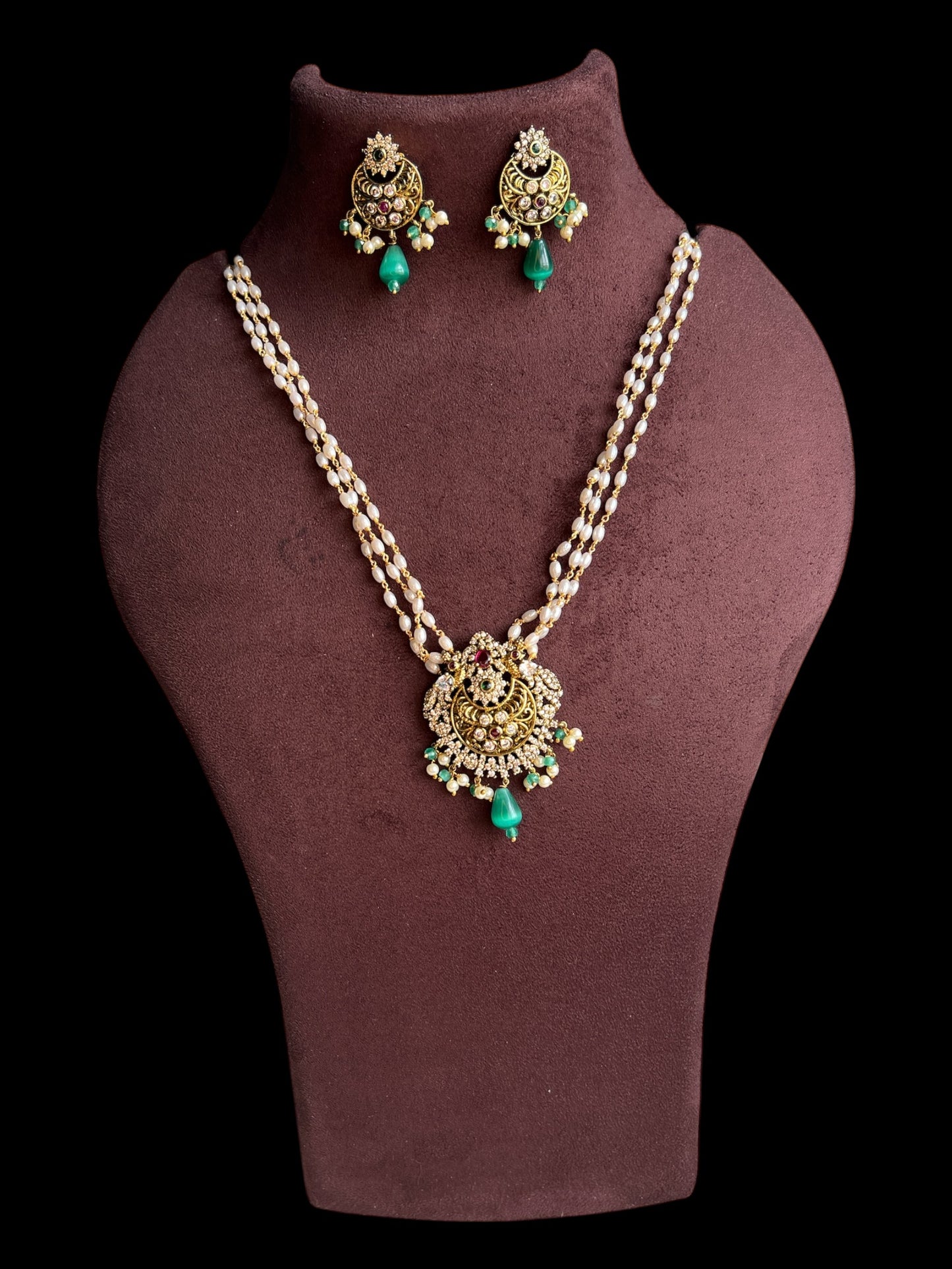 Green rice pearl necklace